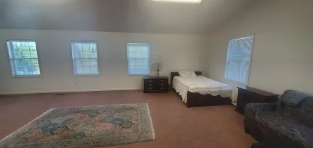 Large studio apartment in charming Elk Rapids. Отели в г. Элк Рапидс