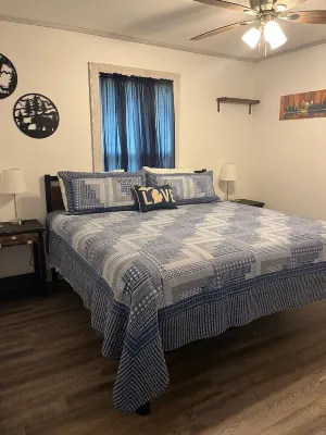 Charming 2-Bedroom Cabin on the River in Beaverton