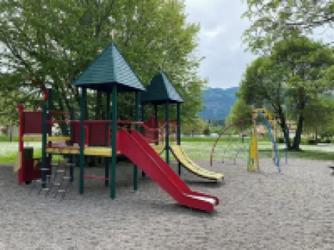 Logement 2 Chambres, Entièrement Rénové, Dans Résidence Avec Piscine