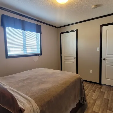 Guest suite in town-2 bedrooms/private kitchen