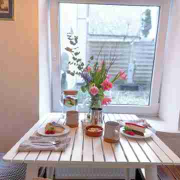 Classy & cozy apartment in the best neighbourhood - family-friendly and central Dining/Meeting Rooms