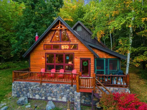 COZY CUB CABIN Mountainside • Lake George, Hot Tub, Fireplace, Gazebo فنادق في Hague