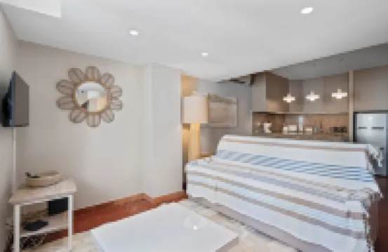 Beautifully renovated mezzanine apartment in the heart of the village of Saint-Tropez