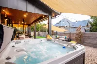Luxury Central Austin, Hot Tub & Firepit, Minigolf, Private Fenced Yard