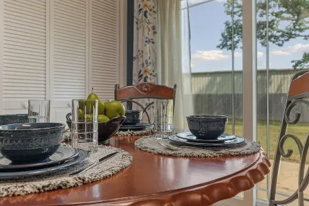 Oaky Hideaway - 3Bd 1.5Ba, Highspeed WiFi, Fenced yard, Southside complex close!