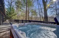 Cozy 2 bedroom Cabin w/hot tub!