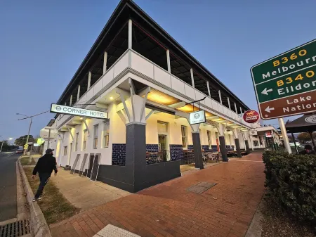 The Corner Hotel Alexandra Отели в г. Александра