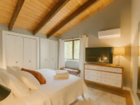 Cozy Cabin Escape w. Fireplace + Fire Pit 萊克酒店