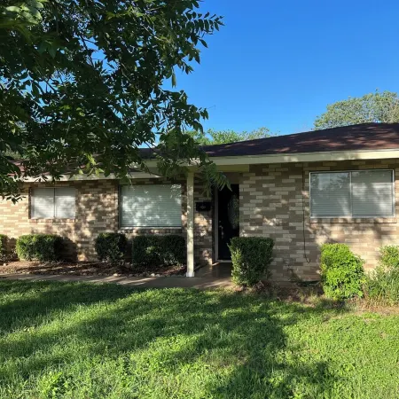 Spacious 4bedroom in charming downtown Bastrop for gathering w family & friends