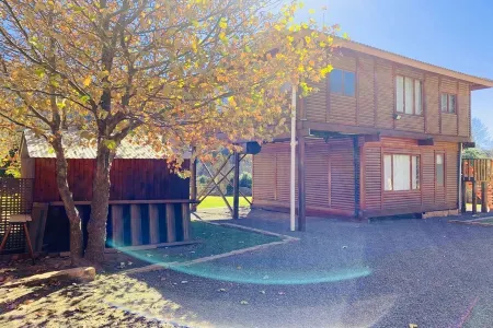 Nougat Cabin. Luxury log cabin within walking distance of shops and restaurants.