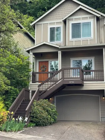 A House On Catalina3-bedroom townhome in Tigard, OR w/ AC, WiFi, patio & grill Отели рядом с достопримечательностью «Хокс Вью Уинери»