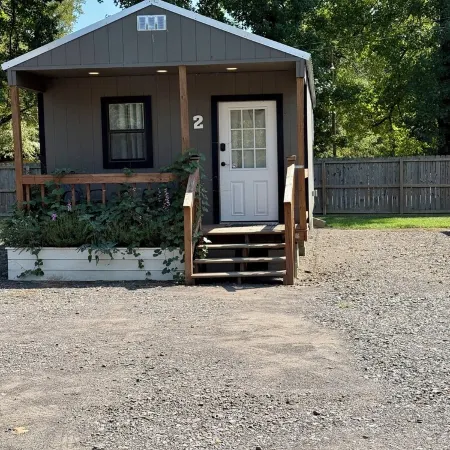 Modern 2 bed cabin 2 miles from Lake Nimrod and within 30 mins of 4 state parks