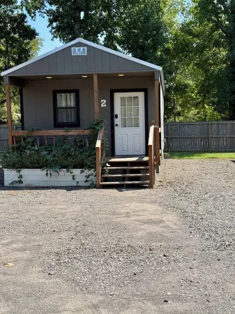 Modern 2 bed cabin 2 miles from Lake Nimrod and within 30 mins of 4 state parks
