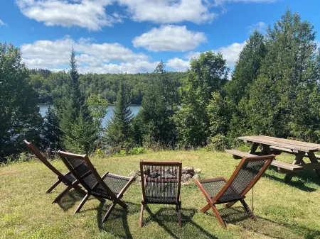 Rustic chalet - directly on the lake with sandy beach Отели в г. Антуан-Лабель