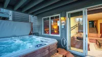 XXL 5 Star Luxury Home,  "The Lodge", Private Spa, Pool Table and Gorgeous Views