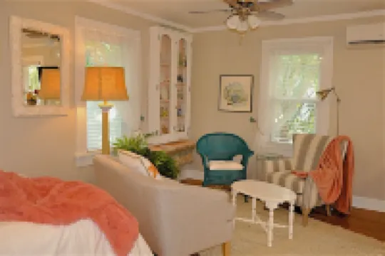 Cute studio with courtyard one block from waterfront parks!