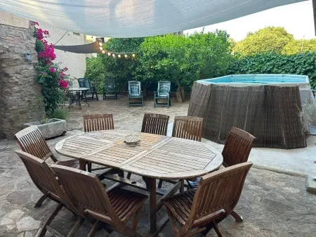 Charming house with swimming pool in the heart of a village 15 minutes from Girona.