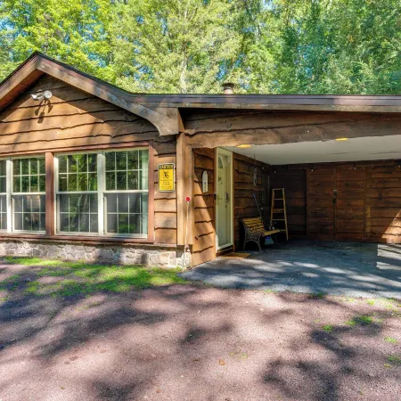 3 Mi to Slopes! Hot Tub Haven Near Lake Harmony