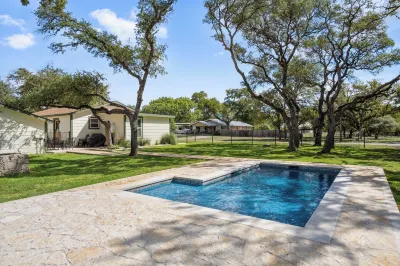 Upscale Home with Pool and FirePit - Close to Mercer St! Hôtels à proximité de : Ian's Chapel at Camp Lucy