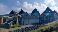 Diorit Villa and Glamping Hotels near Basecamp Pendakian Gunung Kembang via Blembem
