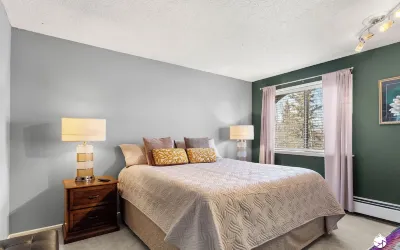 New Luxurious and Cozy top floor Condo , wifi  and close to the airport. Hotel in zona Resolution Park