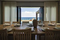 Luxury Oceanfront Villa Fully Staffed Hotels in der Nähe von Claude Stuart Park