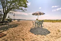 Beachfront Connecticut Retreat w/ Views! - ติดทะเล