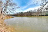 Waterfront Seneca Cabin ~ 4 Mi to Boat Launch! -  Privatzimmer