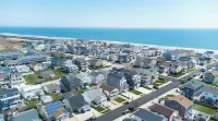 Newly Renovated Condo 2 Bd/1Bth - 1.5 Blocks to Beach