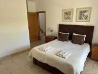 Deluxe Golf Townhouse Only 5 Mins To The Beach Hotels in Budens