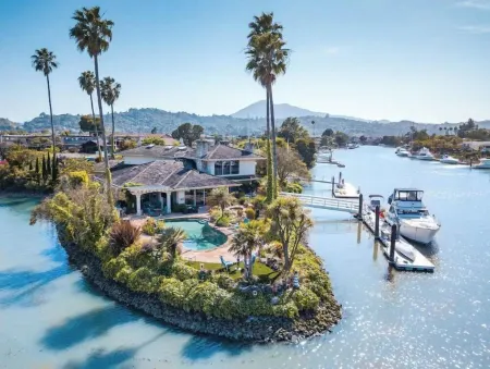 Tranquil Waterfront Retreat Haven