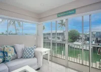 Atlantic side, quiet neighborhood ~ 3 Bed 2.5 Bath, dock, pool / hot tub, kayak