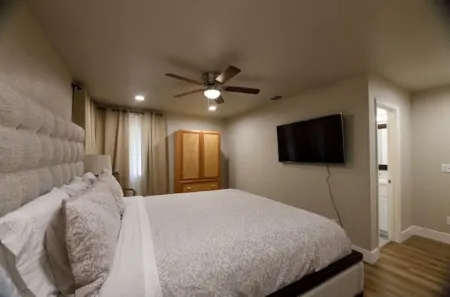 Retreat 5 bed, 4 room 3.8 mi. from Redding Airport Отели в г. Андерсон