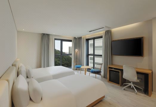 광안리호텔런더너의 깔끔하고 모던한 외관