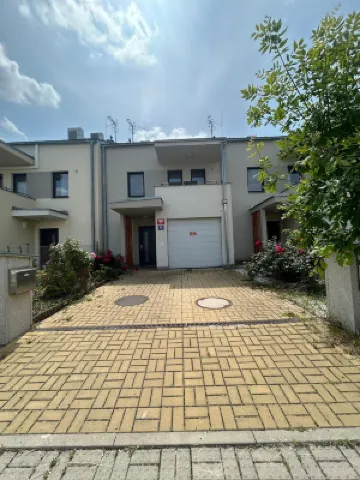 ヴィラ メニー ルームズ ウィズ フリー パーキング