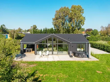 Family Holiday Home in Juelsminde Отели в г. Juelsminde