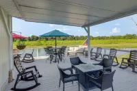 Ponds, Trails & Pub Room Fun: Hillsboro Getaway - 3-stjärniga