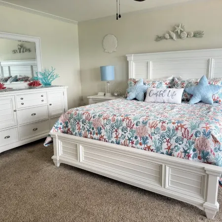 Beachfront Oasis! 2BR,2BA with Private Beach Access and free upfront parking.