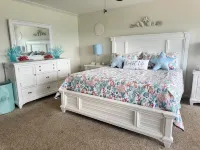 Beachfront Oasis! 2BR,2BA with Private Beach Access and free upfront parking.