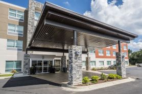 Holiday Inn Express & Suites COMMERCE by IHG