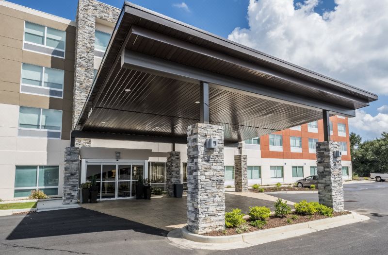 Holiday Inn Express & Suites Commerce by IHG