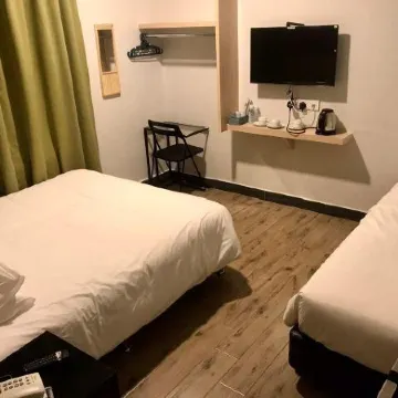 Yes Luxury Hotel Отели в г. Бентонг