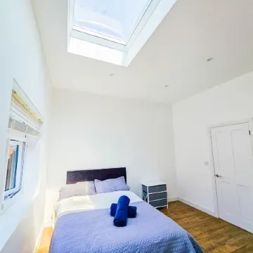 Cleave House - Stylish n Chic 3 Bed House Mins from Central London