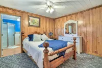 Charming Ingram Home w/ Yard & Furnished Patio! - 3-Sterne