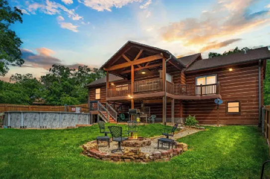 Teals Treasure Secluded Lakeside Cabin for 8!