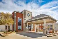 Howard Johnson by Wyndham Oacoma Hotel & Suites