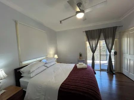 Spacious Stylish Coastal Escape Отели в г. Танкарри