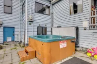 Beachfront Cottage on Seaside Promenade w/ Hot Tub - Wifi