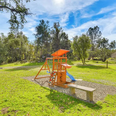 Private Lake, Hot Tub & EV Charger: Mariposa Home!