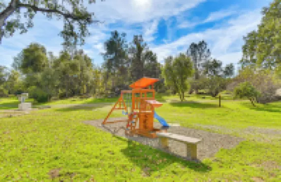 私人湖泊、熱水浴缸和電動車充電器：馬裏波薩家庭住宅！